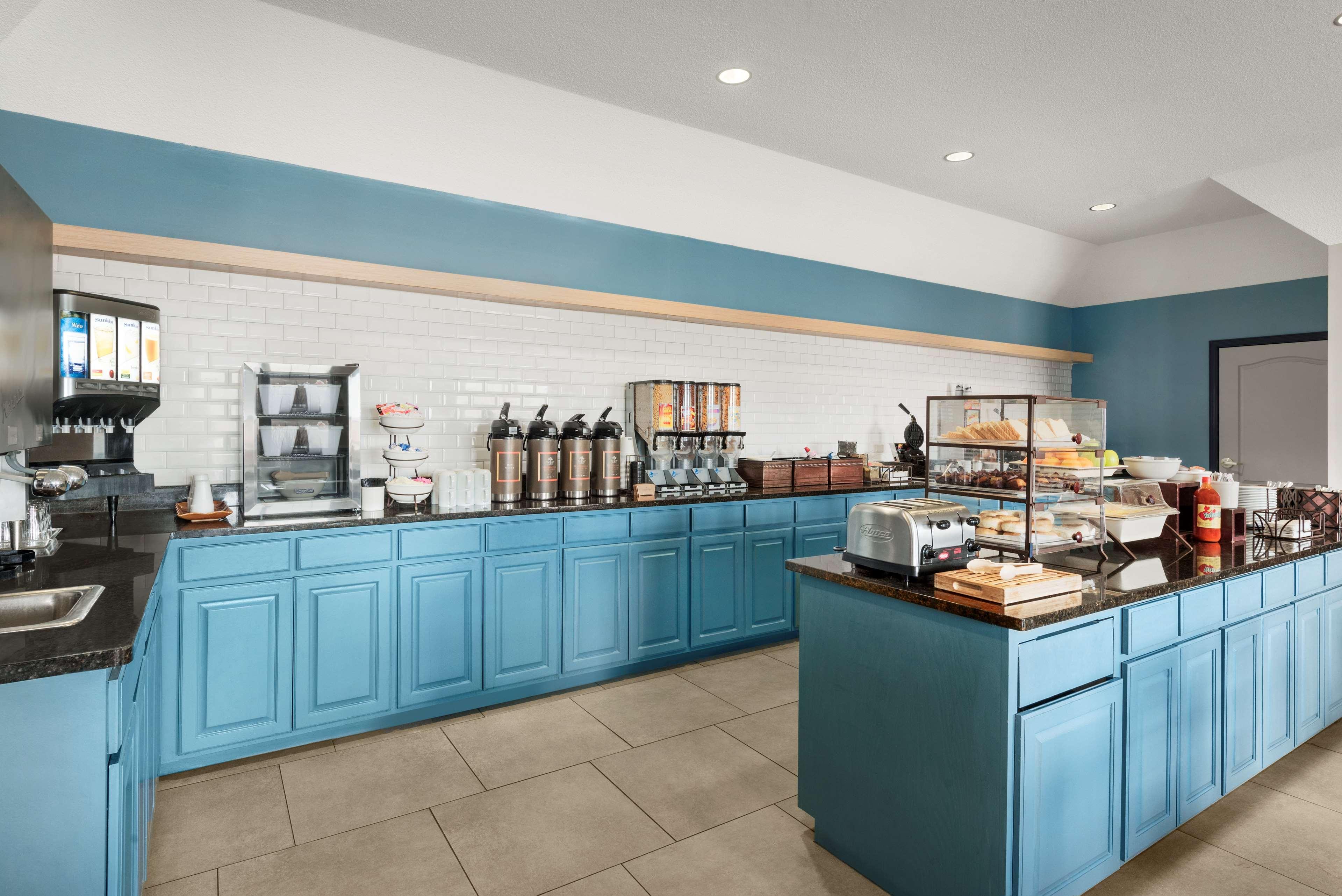 Country Inn & Suites By Radisson, Kansas City At Village West, Ks Bonner Springs Екстериор снимка