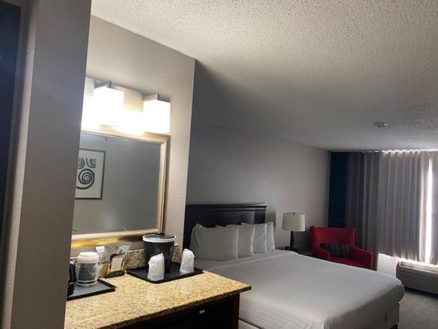 Country Inn & Suites By Radisson, Kansas City At Village West, Ks Bonner Springs Екстериор снимка